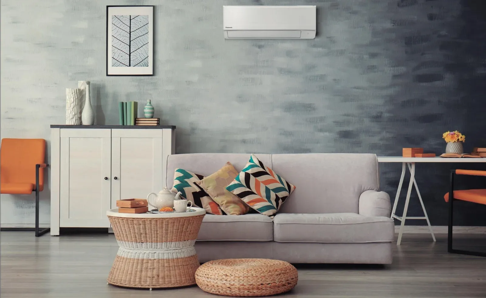 Panasonic airco boven bank in stijlvolle woonkamer.