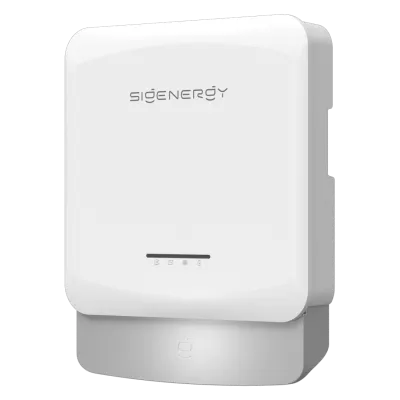 Witte Sigenergy omvormer voor hybride zonne-energiesysteem aan wand.